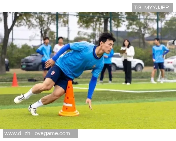 身体强壮的足球运动员如何通过科学训练提升竞技水平与身体素质